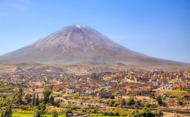 Peru 'nun Arequipa şehrinin sokakları ve evleri üzerinde uyuyan Misti Volcano