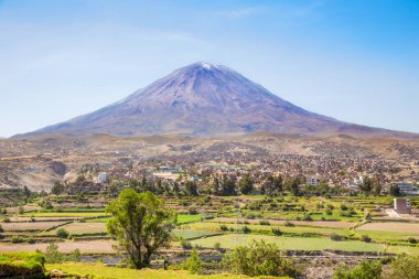 Peru 'nun Arequipa şehrinin sokakları ve evleri üzerinde uyuyan Misti Volcano
