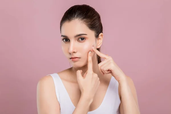 Junge Unglückliche Attraktive Kaukasierin Machte Sich Sorgen Über Ihre Akne — Stockfoto