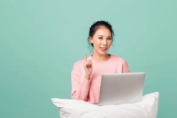 若い幸せな美しさアジアの女性は Pcのラップトップのオンライン作業で彼女の成功した良い仕事で励起します 緑の背景に隔離された — ストック写真