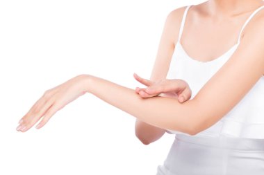 Genç Asyalı kadın güzelliğine dokunuyor. Sağlıklı tenine dokunuyor. Beyaz tenli, cilt bakımından soyutlanıyor..