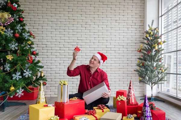 크리스마스 근처에 상자를 크리스마스를 축하하는 즐거운 시간을 보내며 — 스톡 사진