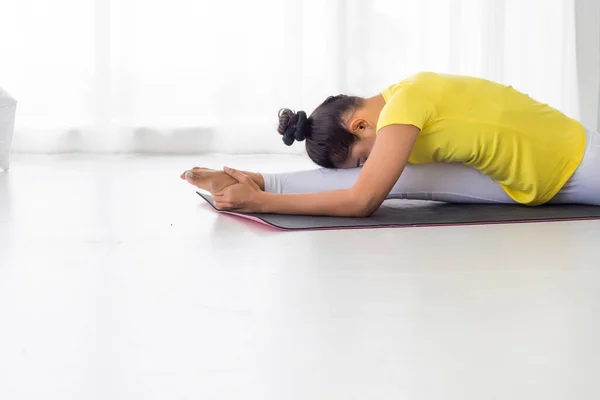 Junge Asiatin Gelbem Shirt Macht Morgens Nach Dem Aufwachen Yoga — Stockfoto