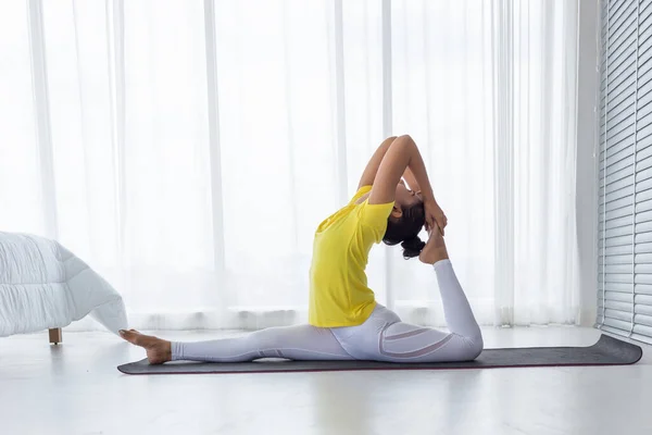 Junge Asiatin Gelbem Shirt Macht Morgens Nach Dem Aufwachen Yoga — Stockfoto