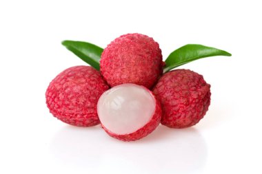 Taze tropikal meyveleri yakın taze kırmızı liçi meyvesi ve yeşil yapraklarla süslenmiş kabuklu liçi, tatlı ve ekşi bir tadı var, beyaz arka planda izole edilmiş.