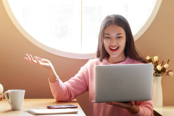 Jonge Mooie Aziatische Vrouw Die Thuis Werkt Maakt Videovergaderingen Met — Stockfoto