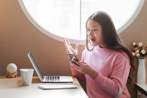 아름다운 아시아인 스마트폰을 의기양양 소녀가 이기고 휴대폰을 즐겁게 비명을 지르는 — 스톡 사진