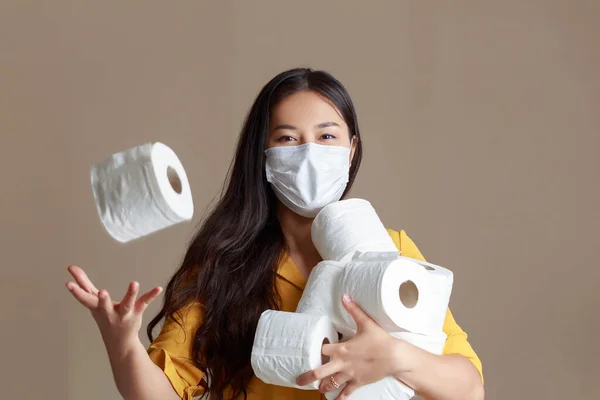 Giovane Donna Asiatica Con Maschera Camicia Gialla Donna Asiatica Che — Foto Stock