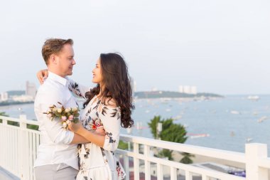 Genç mutlu ırklar arası tatilde mutlu bir çift..