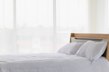 Yatak odasında yastık ve battaniyeyle boş yatağı kapat. İç konsept.