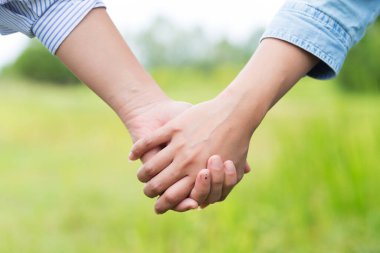 Doğayla iç içe seyahat etmek için el ele tutuşan genç Asyalı kadınları kapatın..