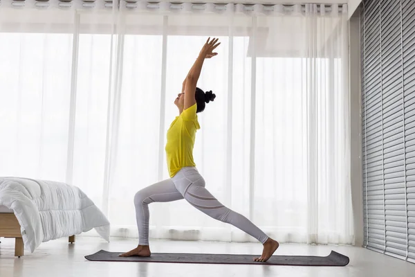 Junge Asiatin Gelbem Shirt Macht Morgens Nach Dem Aufwachen Yoga — Stockfoto