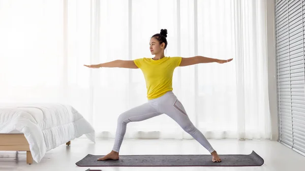 Junge Asiatin Gelbem Shirt Macht Morgens Nach Dem Aufwachen Yoga — Stockfoto