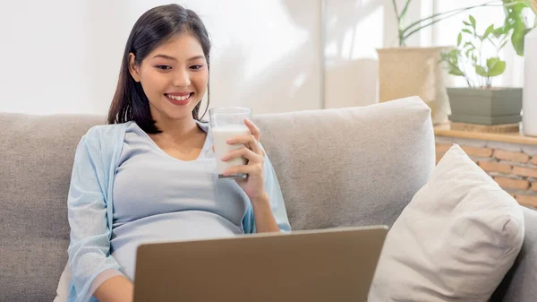 Jovem Beleza Feliz Mulher Grávida Asiática Segurando Vidro Leite Usando — Fotografia de Stock