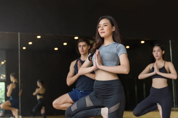 Nahaufnahme Einer Gruppe Erwachsener Menschen Die Der Klasse Yoga Praktizieren — Stockfoto