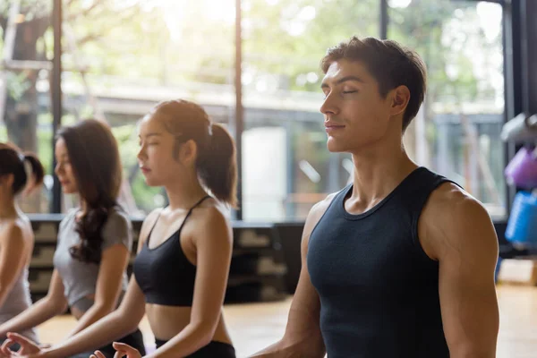 Nahaufnahme Einer Gruppe Erwachsener Menschen Die Der Klasse Yoga Praktizieren — Stockfoto