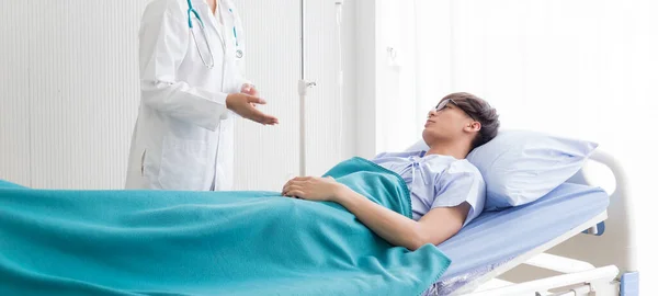 Asian Female Doctor White Medical Coat Consulting Her Patient Showing — Stock Photo, Image