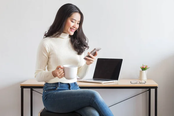 Jong Gelukkig Aziatische Vrouw Met Behulp Van Smart Phone Het — Stockfoto