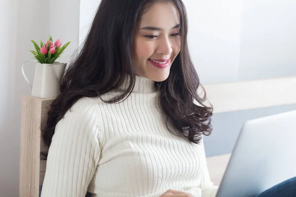 Joven Belleza Asiática Mujer Usando Computadora Casa Con Feliz Momento —  Fotos de Stock