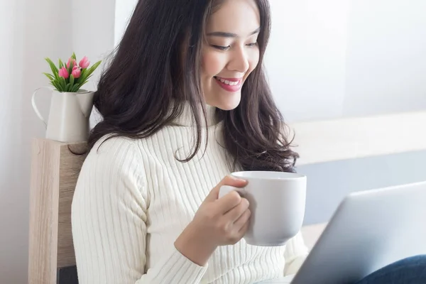 Jovem Beleza Mulher Asiática Usando Computador Casa Com Momento Feliz — Fotografia de Stock