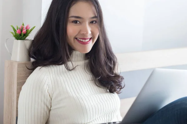 Joven Belleza Asiática Mujer Usando Computadora Casa Con Feliz Momento —  Fotos de Stock