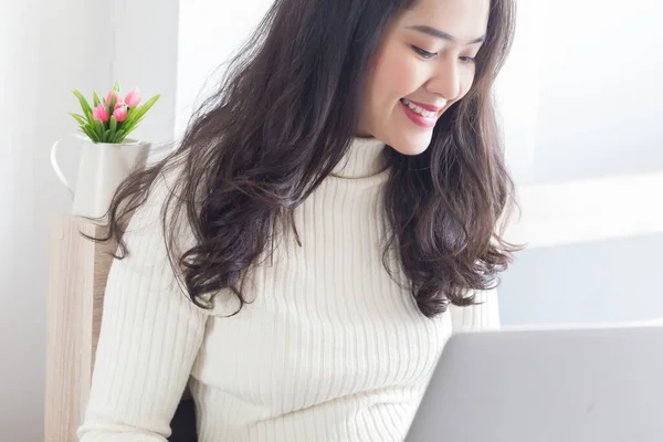 Joven Belleza Asiática Mujer Usando Computadora Casa Con Feliz Momento —  Fotos de Stock