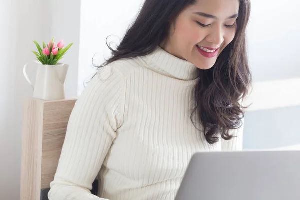 Jong Schoonheid Aziatische Vrouw Met Behulp Van Computer Thuis Met — Stockfoto