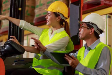 Profesyonel mühendis, işçi, Asyalı kadın. Forklift, bakım, fabrikada kontrol, fabrikada depo atölyesinde fabrika güvenliği için kontrol..