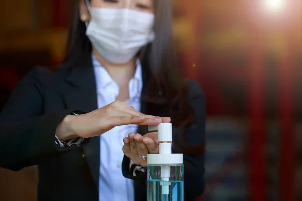 Close Mujeres Negocios Asiáticas Presionando Gel Alcohol Desinfectando Mano Durante —  Fotos de Stock