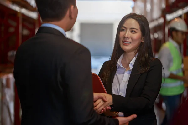Feche Mão Empresária Asiática Balançando Sorriso Com Empresário Lidando Com — Fotografia de Stock