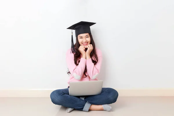 Jong Aantrekkelijk Aziatisch Vrouw Zitten Met Laptop Haar Benen Dragen — Stockfoto