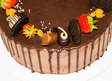 Çikolatalı, kurabiyeli, çilekli, çikolatalı ve fındıklı harika bir sünger kek. İçinde yumuşak sünger kekleri var. Boşluğu kopyala.