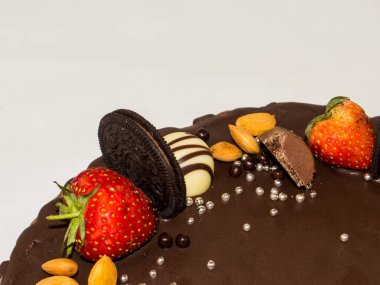 Çikolatalı, kurabiyeli, çilekli, çikolatalı ve fındıklı harika bir sünger kek. İçinde yumuşak sünger kekleri var. Boşluğu kopyala.