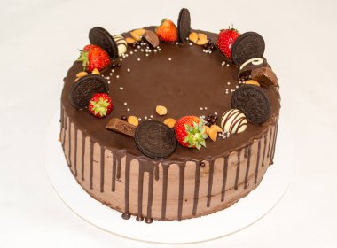 Çikolatalı, kurabiyeli, çilekli, çikolatalı ve fındıklı harika bir sünger kek. İçinde yumuşak sünger kekleri var. Boşluğu kopyala.