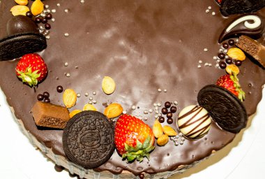 Çikolatalı, kurabiyeli, çilekli, çikolatalı ve fındıklı harika bir sünger kek. İçinde yumuşak sünger kekleri var. Boşluğu kopyala.