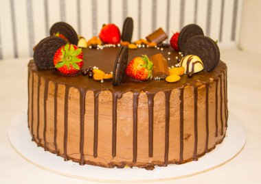 Çikolatalı, kurabiyeli, çilekli, çikolatalı ve fındıklı harika bir sünger kek. İçinde yumuşak sünger kekleri var. Boşluğu kopyala.