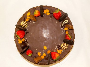 Çikolatalı, kurabiyeli, çilekli, çikolatalı ve fındıklı harika bir sünger kek. İçinde yumuşak sünger kekleri var. Boşluğu kopyala.