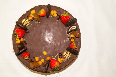 Çikolatalı, kurabiyeli, çilekli, çikolatalı ve fındıklı harika bir sünger kek. İçinde yumuşak sünger kekleri var. Boşluğu kopyala.