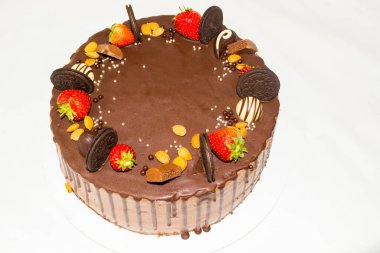 Çikolatalı, kurabiyeli, çilekli, çikolatalı ve fındıklı harika bir sünger kek. İçinde yumuşak sünger kekleri var. Boşluğu kopyala.