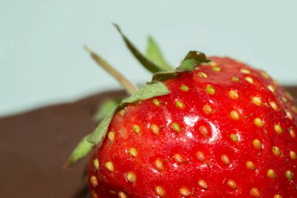 Ein Fragment Eines Wunderbaren Biskuitkuchens Frische Erdbeeren Und Nüsse Mit — Stockfoto