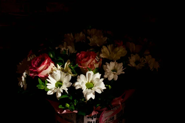Μπουκέτο με λουλούδια σε κουτί που δίνεται σε οποιαδήποτε σύζυγο για την επέτειο. Ένα μπουκέτο λουλούδια από τριαντάφυλλα, μαργαρίτες και πράσινο σε ένα διακοσμητικό χάρτινο κύλινδρο στο περβάζι του παραθύρου. Κλείσε.. — Φωτογραφία Αρχείου