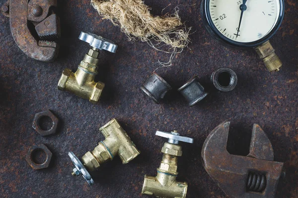 Paslı demir zemin üzerinde eski anahtarlar ve su kapıları