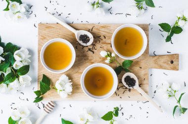 Beyaz fincanlarda yaseminli yeşil çay.