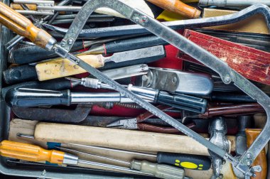 Kutudaki eski aletler. Üst görünüm