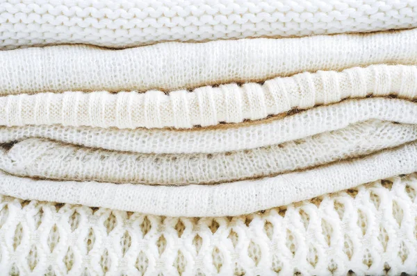 Bir yığın beyaz kadın kazağı.