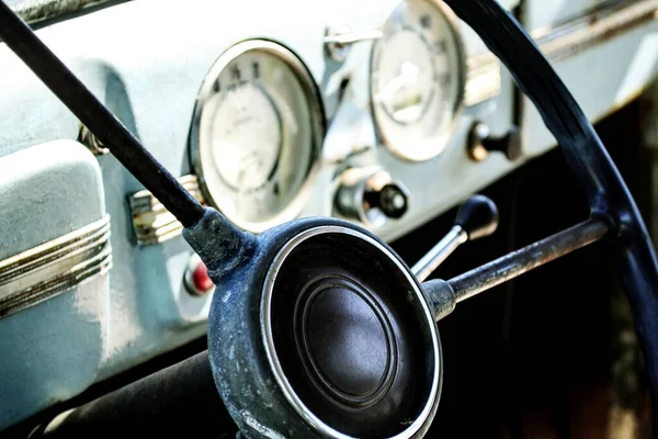 Eski arabanın içi, direksiyon ve torpido gözü.