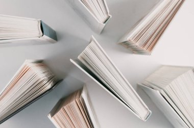 Hafif arkaplanda kitap yığını