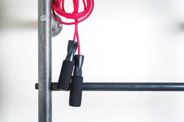 Beyaz arka planda pembe atlama ipi. Fitness konsepti