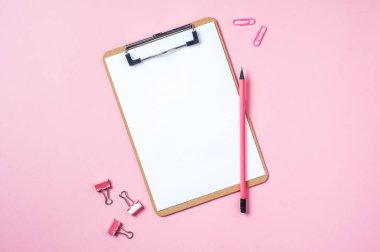 Pembe arka planda pano ve kalem. Metin veya tasarım için şablon