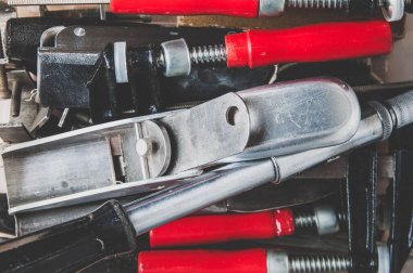 Kutudaki eski ve paslı aletler. Üst görünüm